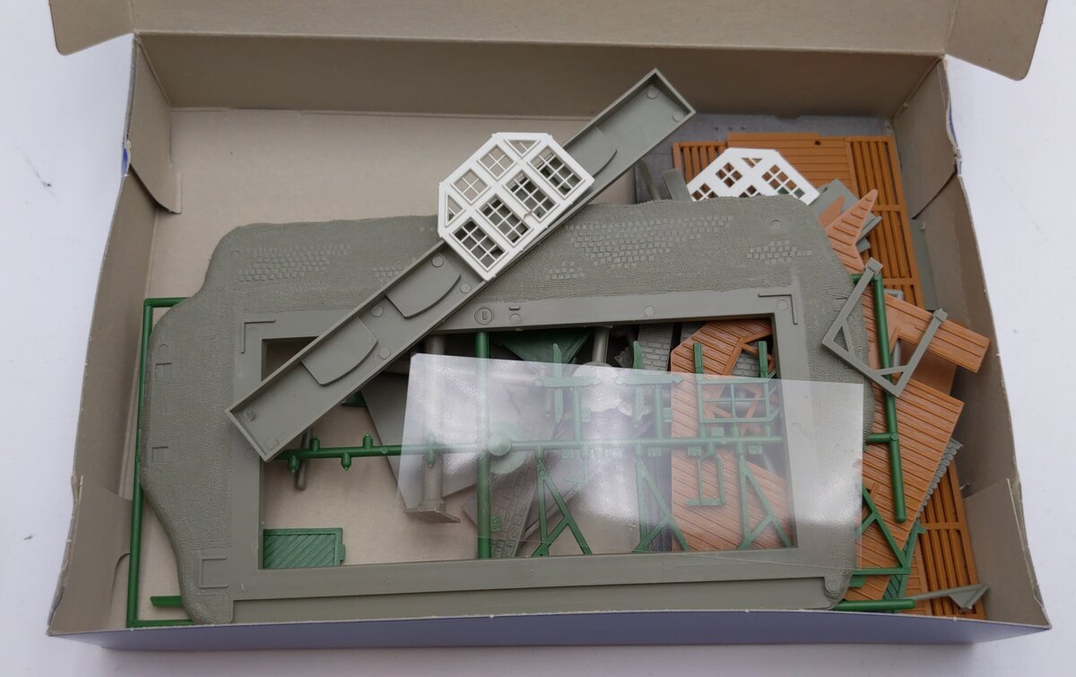 Pola 11659 HO Goods Depot Building Kit
