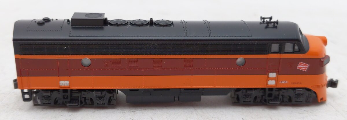 Kato 176-2302-LS N Milwaukee Road EMD FP7A Diesel Locomotive #90C