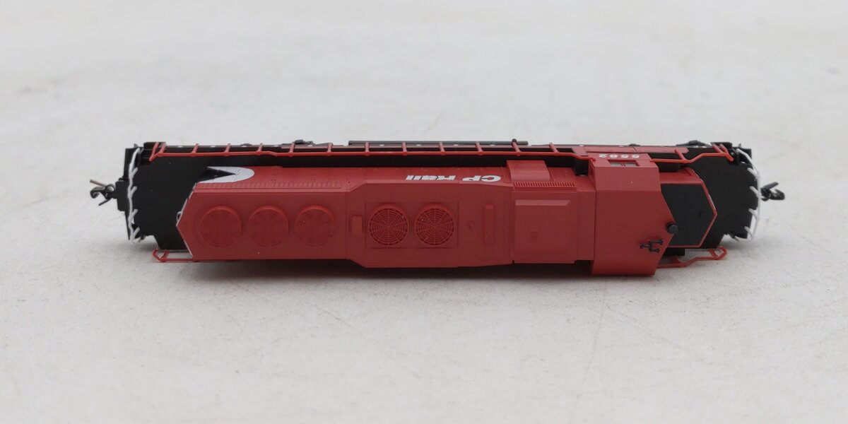 Micro-Trains 97001181 Z Canadian Pacific SD40-2 Powered Diesel Locomotive #5582