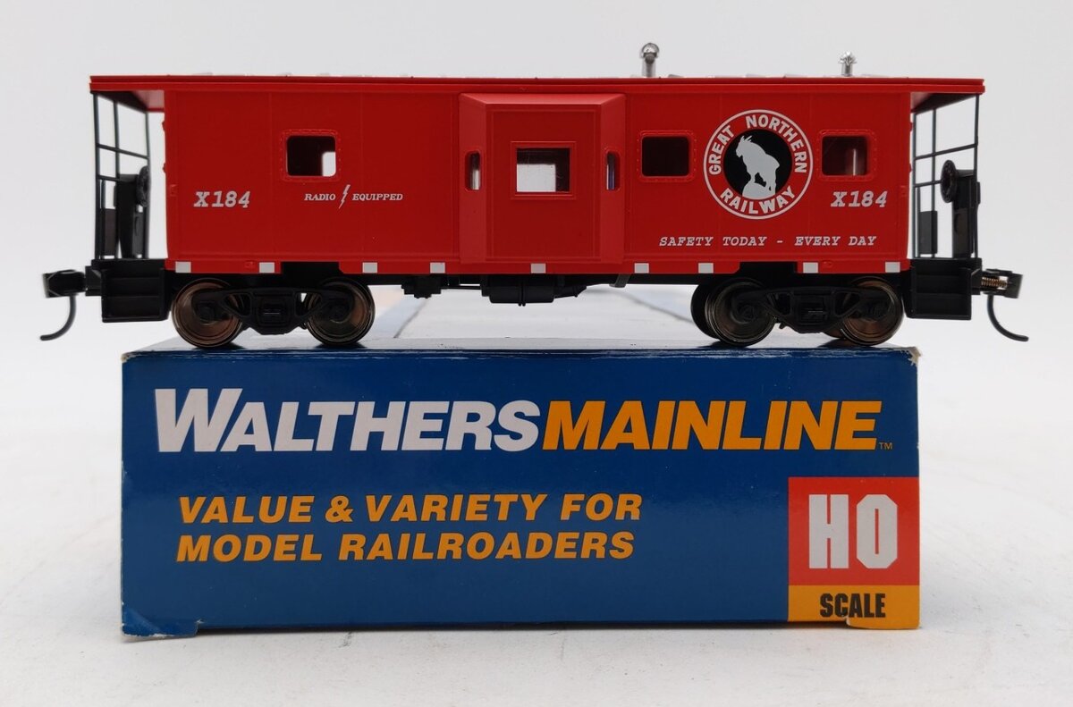 Walthers 910-8660 HO Great Northern International Bay Window Caboose #X-184