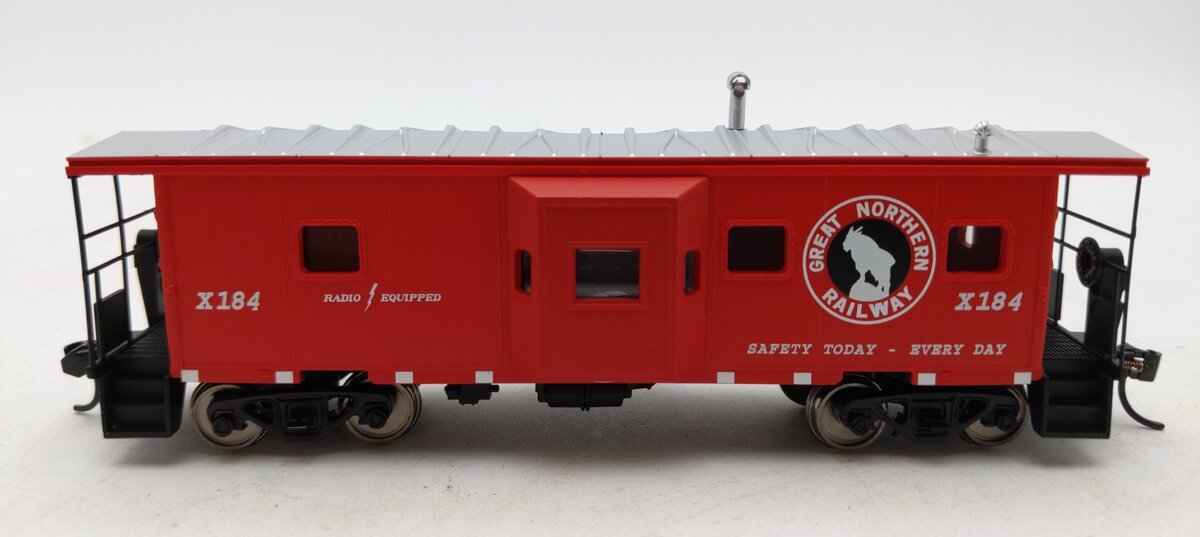 Walthers 910-8660 HO Great Northern International Bay Window Caboose #X-184