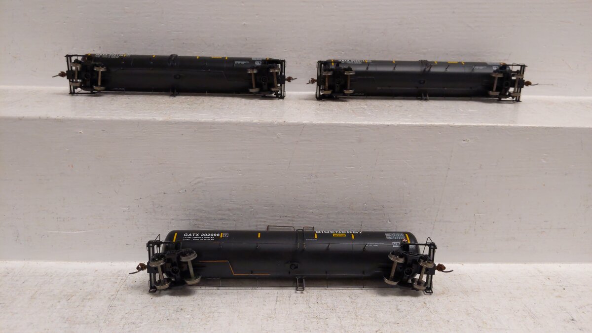 Athearn 98445 HO Abengoa 30,000-Gallon Ethanol Tank Car #1 (3)