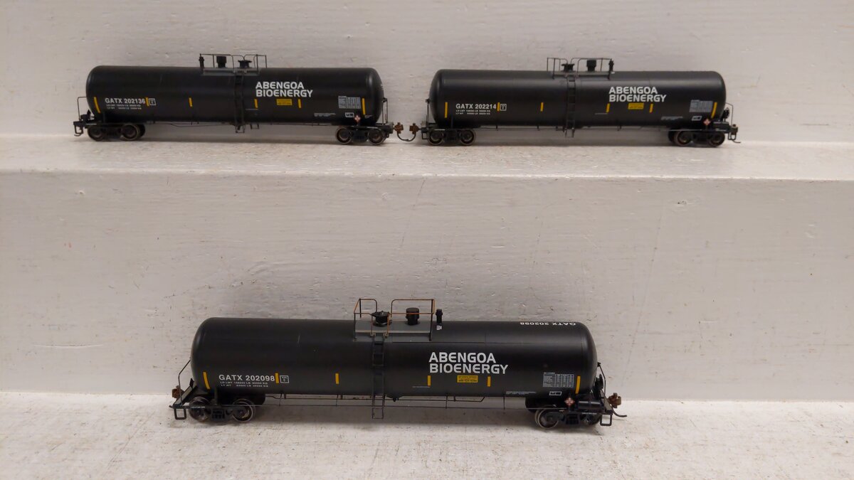 Athearn 98445 HO Abengoa 30,000-Gallon Ethanol Tank Car #1 (3)