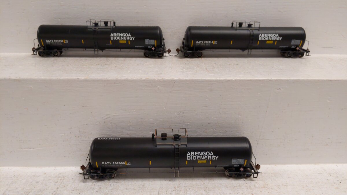 Athearn 98445 HO Abengoa 30,000-Gallon Ethanol Tank Car #1 (3)