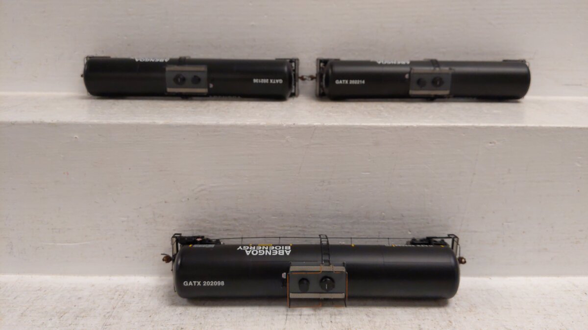 Athearn 98445 HO Abengoa 30,000-Gallon Ethanol Tank Car #1 (3)