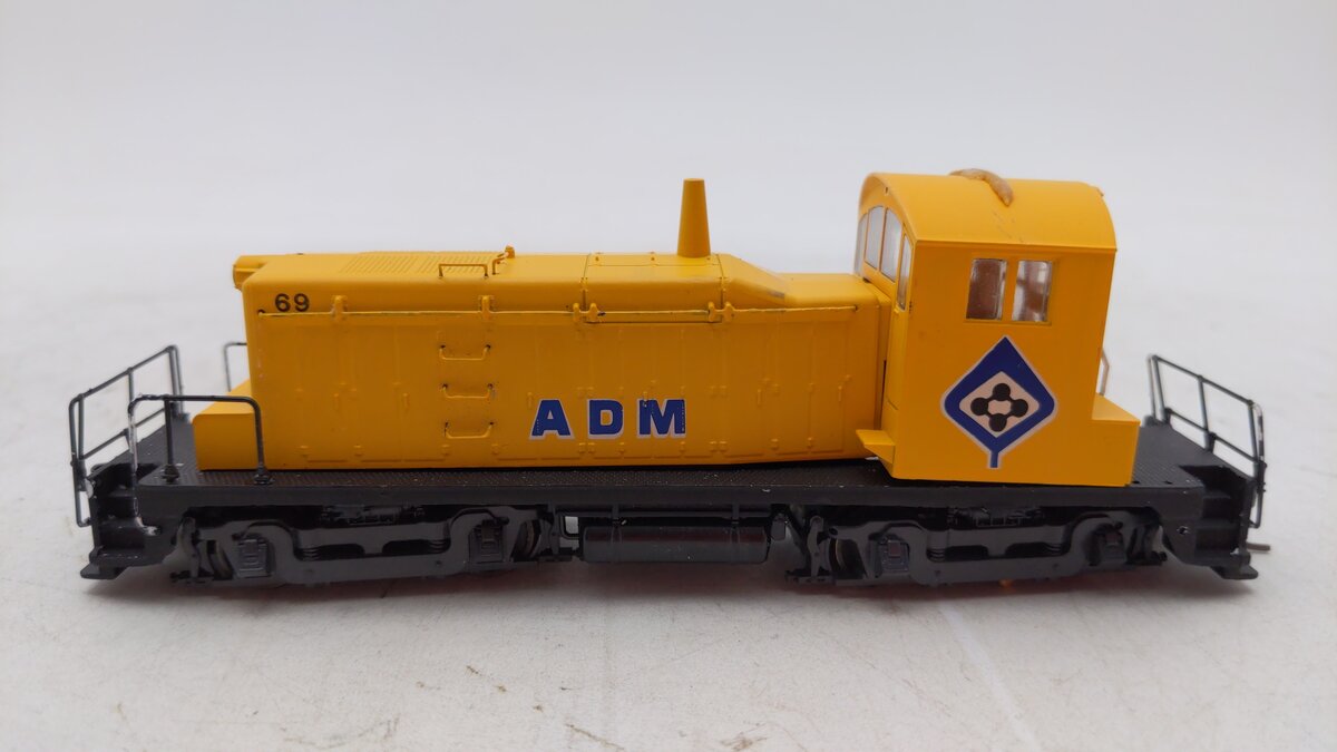 Walthers 932-1362 HO ADM EMD SW-1 Diesel Locomotive #69