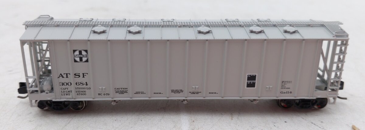 Atlas 50006336 N ATSF RTR 3500 Dry-Flo Covered Hopper #300684