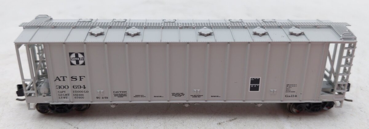 Atlas 50006337 N ATSF RTR 3500 Dry-Flo Covered Hopper #300694