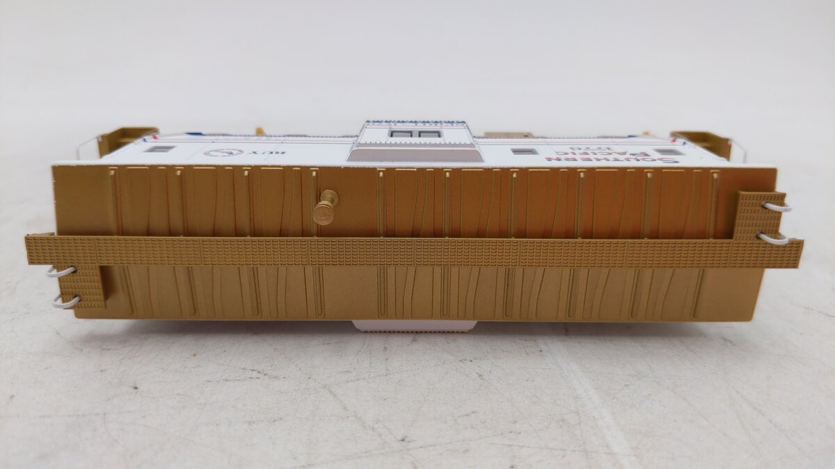 Athearn 74665 HO Southern Pacific (Bicentennial) Bay Window Caboose #1776