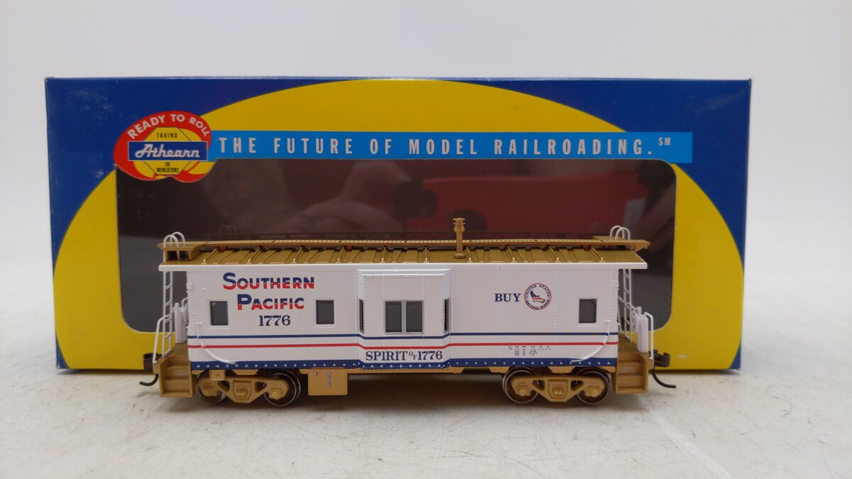 Athearn 74665 HO Southern Pacific (Bicentennial) Bay Window Caboose #1776
