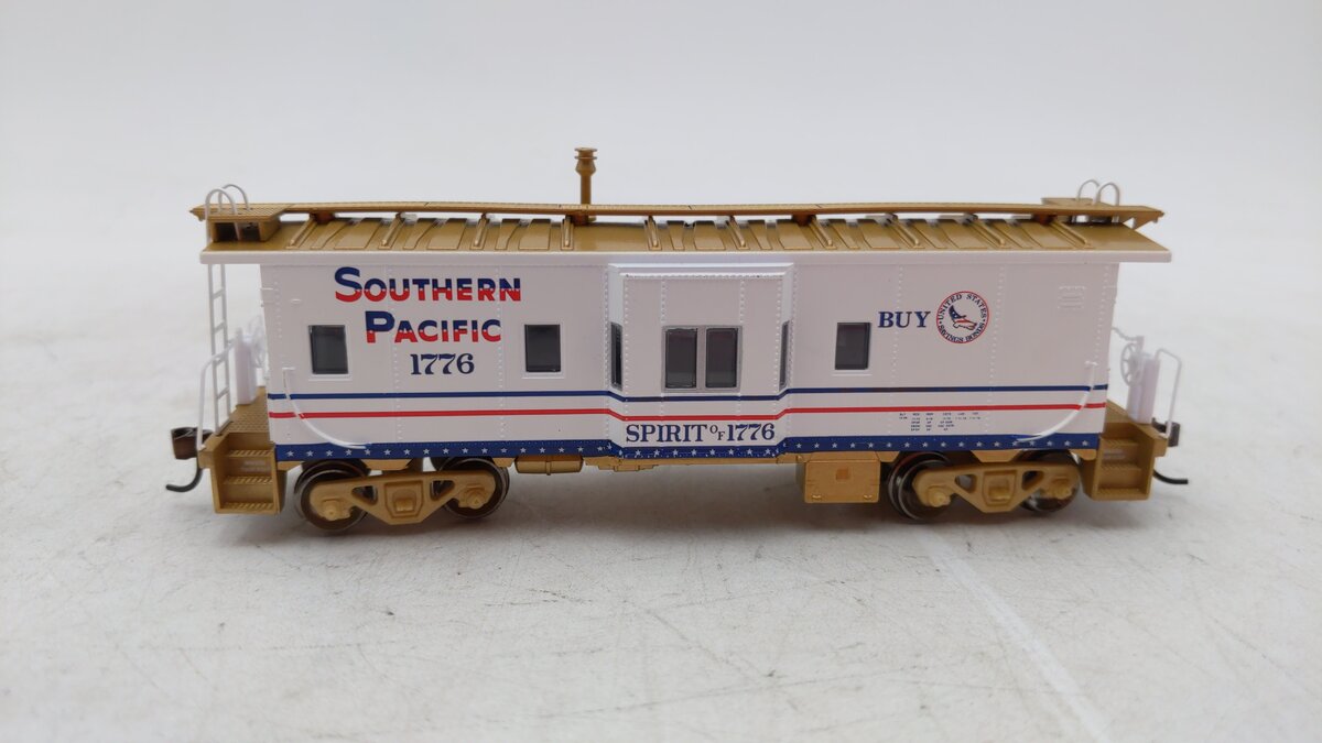 Athearn 74665 HO Southern Pacific (Bicentennial) Bay Window Caboose #1776