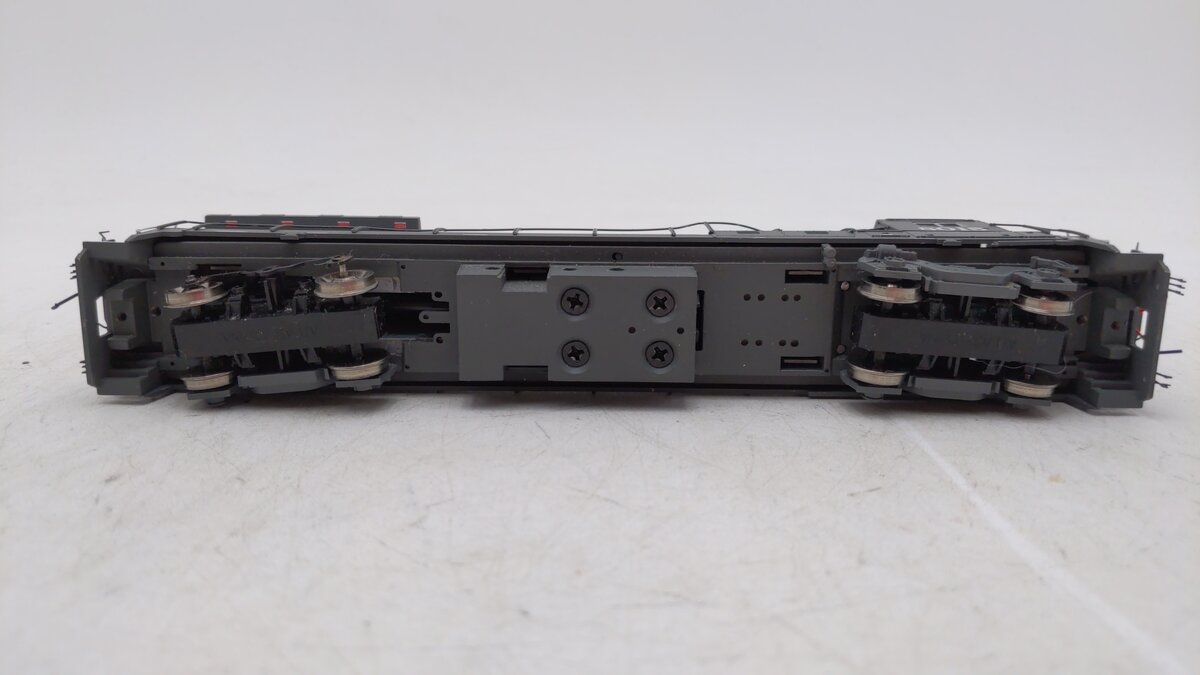 Atlas 7290 HO Southern Pacific Dash 8-40B Silver #8015
