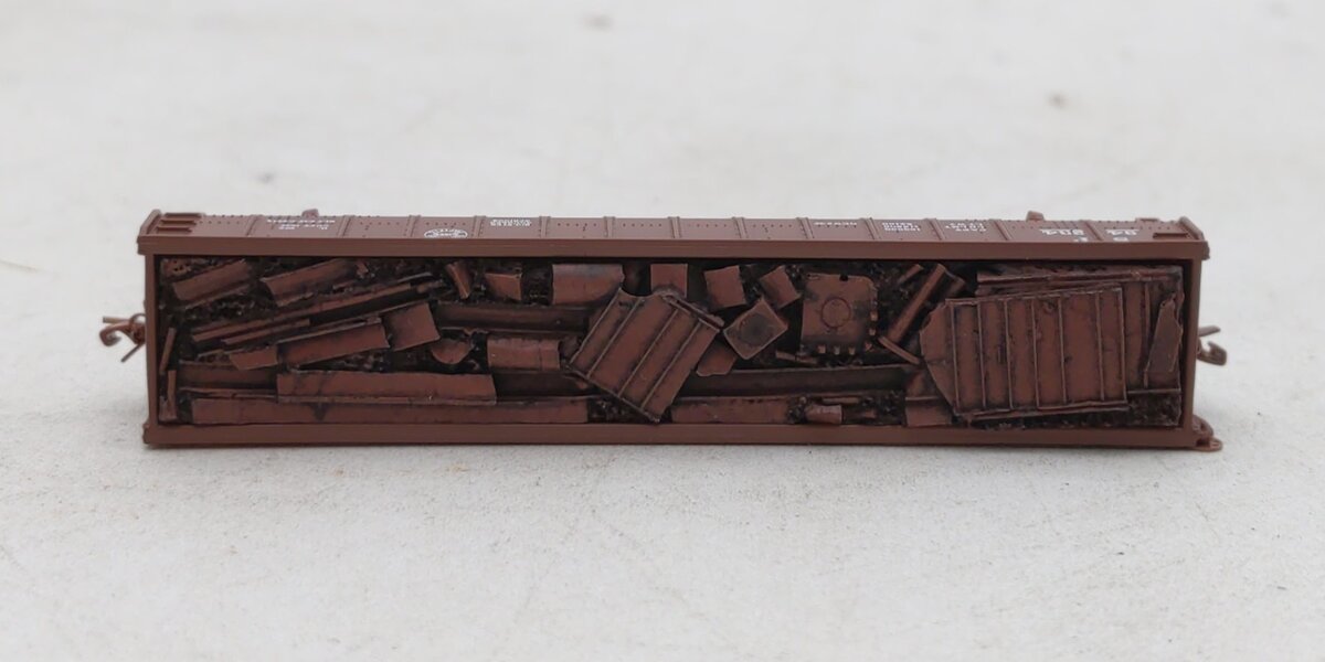 MicroTrains 52300030 Z Southern Pacific 50' Straight Side Gondola w/Scrap Load