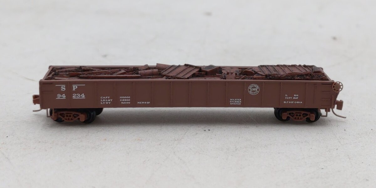 MicroTrains 52300030 Z Southern Pacific 50' Straight Side Gondola w/Scrap Load
