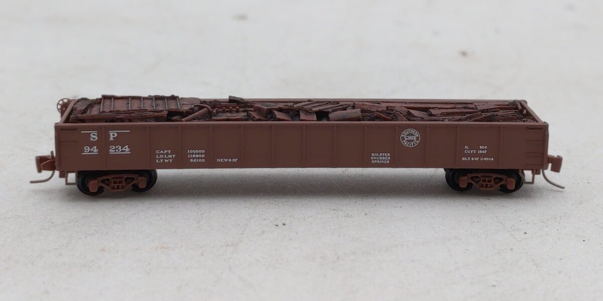 MicroTrains 52300030 Z Southern Pacific 50' Straight Side Gondola w/Scrap Load