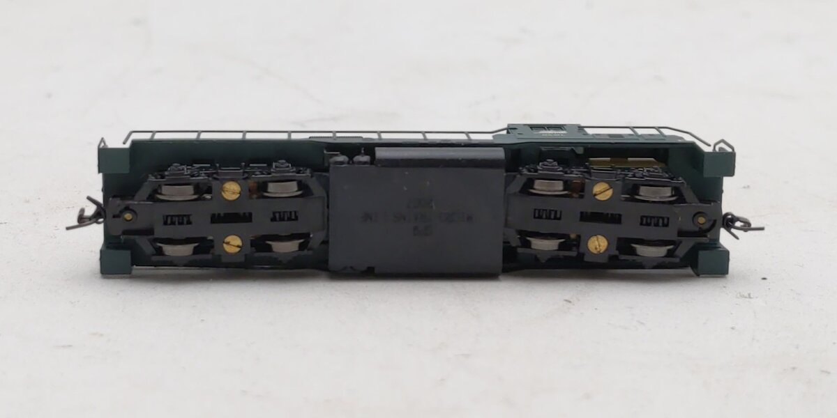 Micro-Trains 98201072 Z CNW EMD GP9 Powered Diesel Locomotive #608