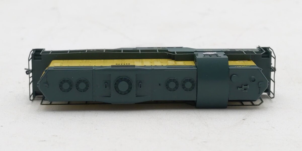 Micro-Trains 98201072 Z CNW EMD GP9 Powered Diesel Locomotive #608