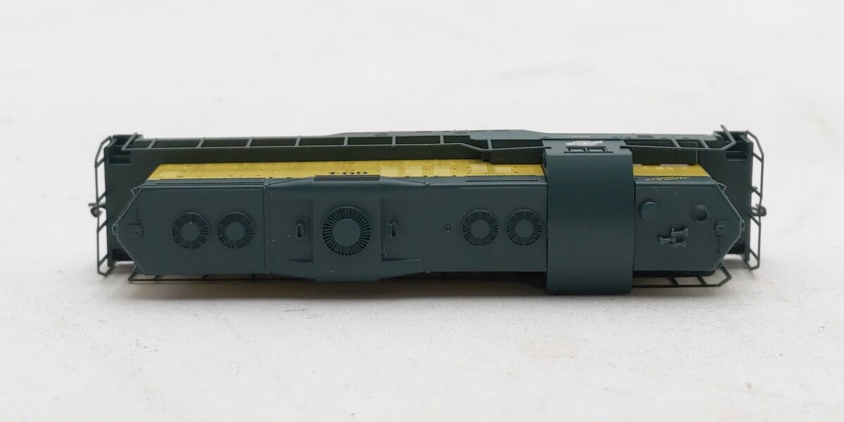 Micro-Trains 98201071 Z CNW EMD GP9 Powered Diesel Locomotive #604