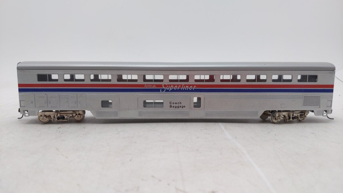 Con-Cor 0001-000821 HO Amtrak Ph II 85' Streamlined Superliner Coach/Baggage Car