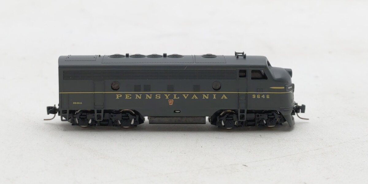 Micro-Trains 98001090 Z Pennsylvania Railroad F7 Powered A-Unit #9646A
