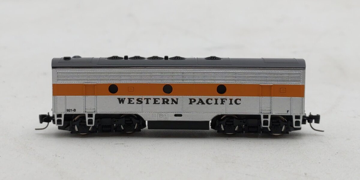Micro-Trains 98002421 Z WP F7 B Unit Powered Diesel Locomotive #921-B