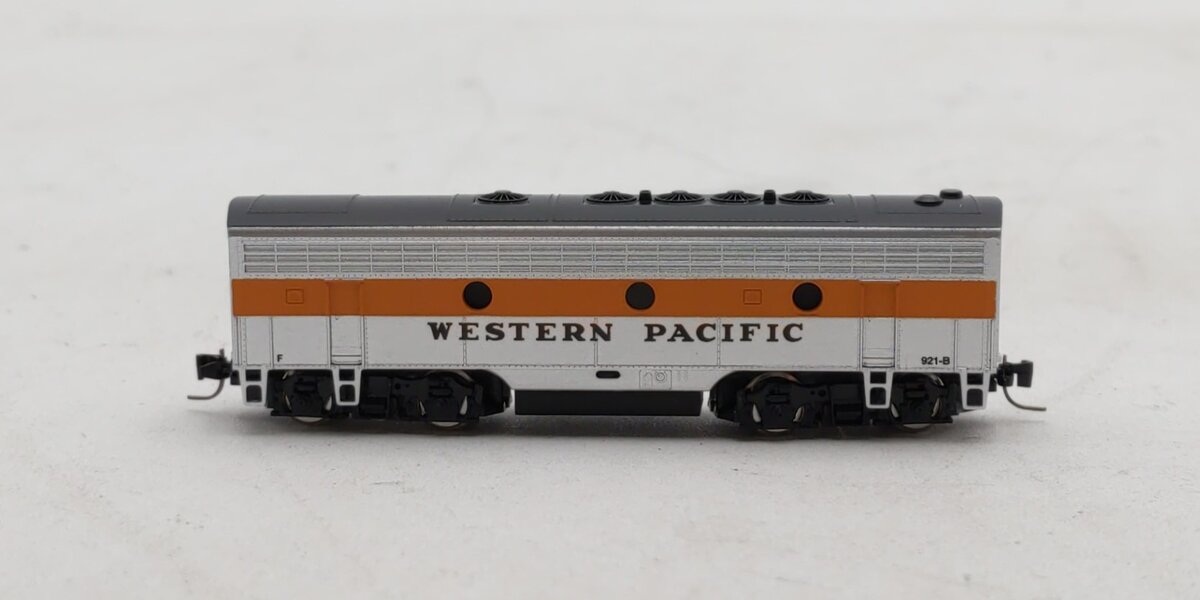 Micro-Trains 98002421 Z WP F7 B Unit Powered Diesel Locomotive #921-B