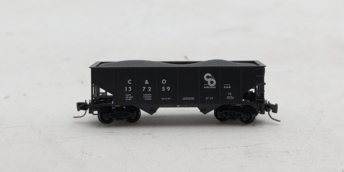 Micro-Trains 53400102 Z C&O 33' Twin Bay Rib Side Hopper w/Load #137259
