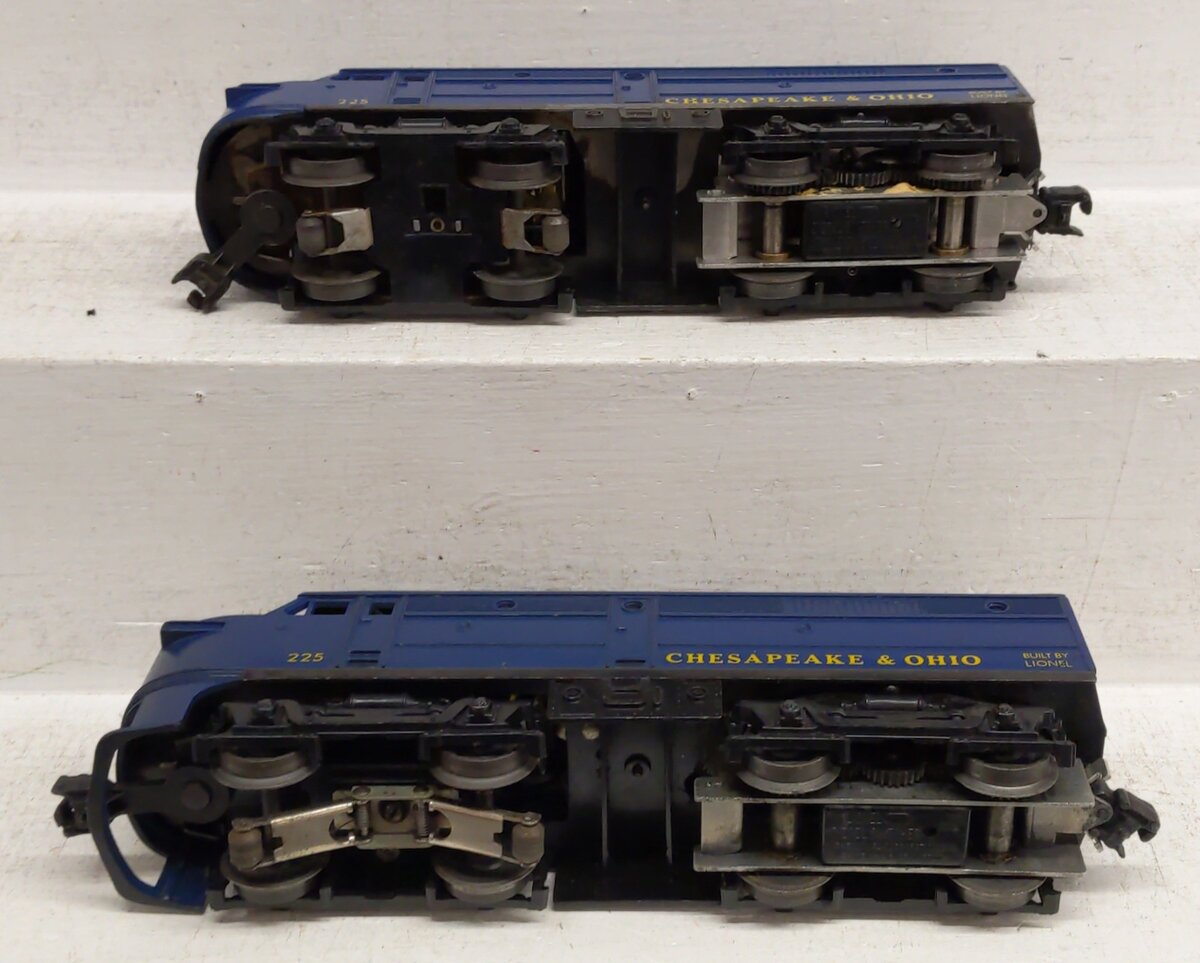 Lionel 225 Vintage O Chesapeake & Ohio AA Diesel Locomotive Set VG