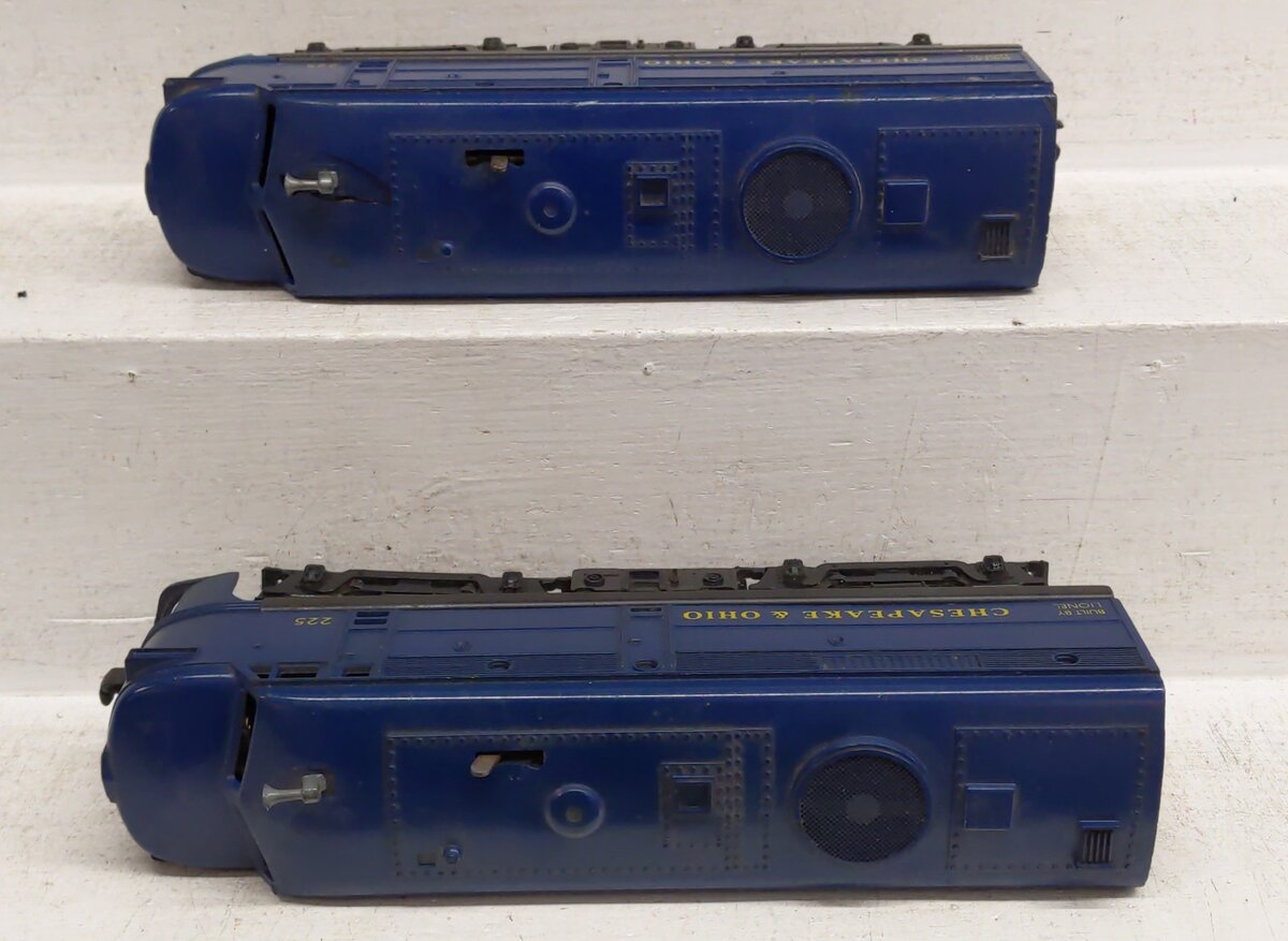 Lionel 225 Vintage O Chesapeake & Ohio AA Diesel Locomotive Set VG