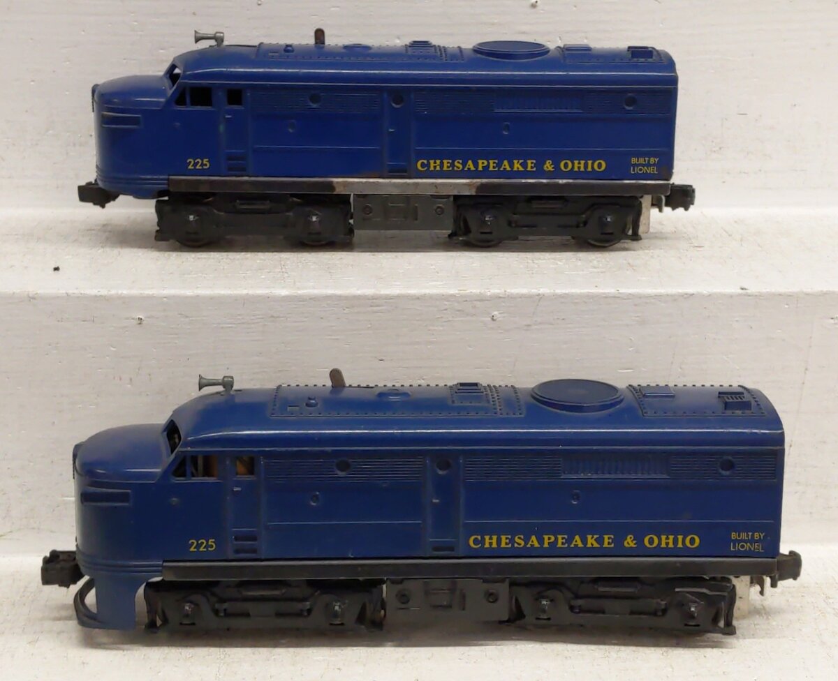 Lionel 225 Vintage O Chesapeake & Ohio AA Diesel Locomotive Set VG