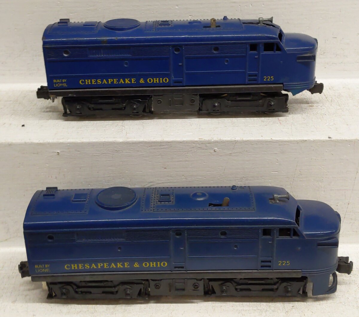 Lionel 225 Vintage O Chesapeake & Ohio AA Diesel Locomotive Set VG