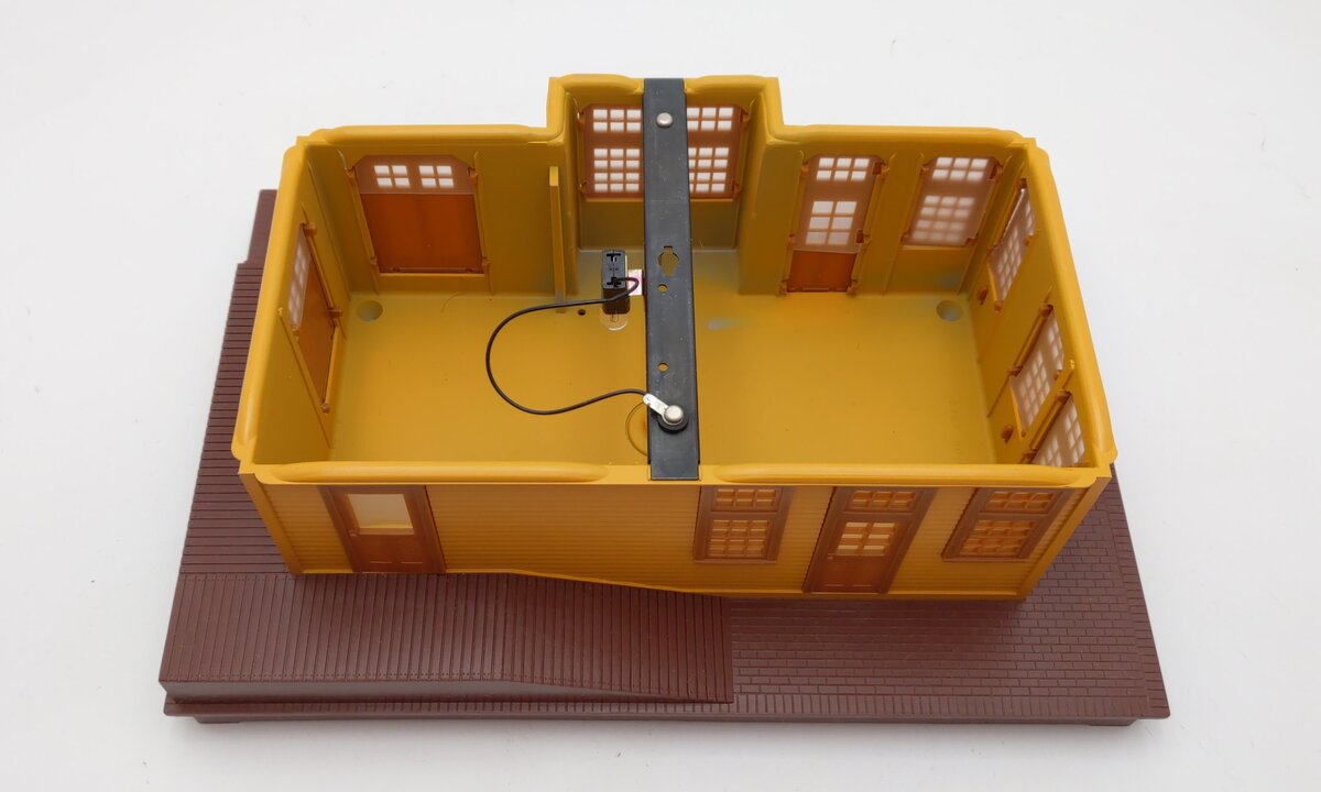 Lionel 6-12812 O Illuminated Freight Station