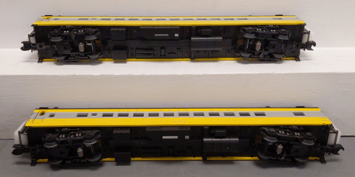 MTH 20-69124 O The East Wind 70' Streamlined Coach Passenger Set (Set of 2)