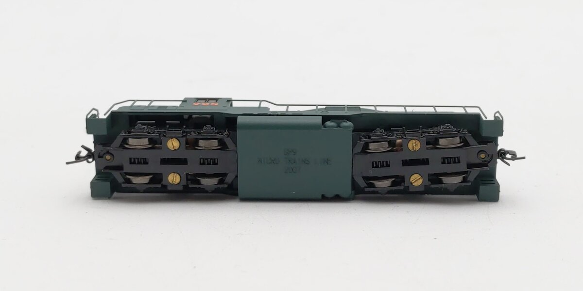 Micro-Trains 98201090 Z Western Pacific EMD GP9 Powered Diesel Locomotive #725