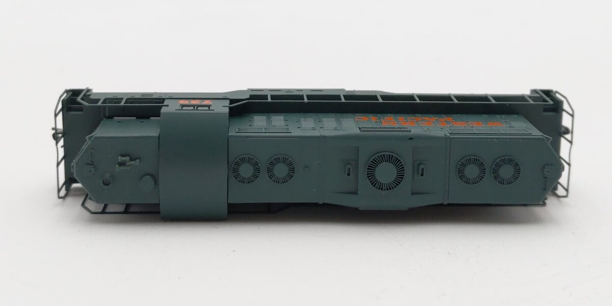 Micro-Trains 98201090 Z Western Pacific EMD GP9 Powered Diesel Locomotive #725