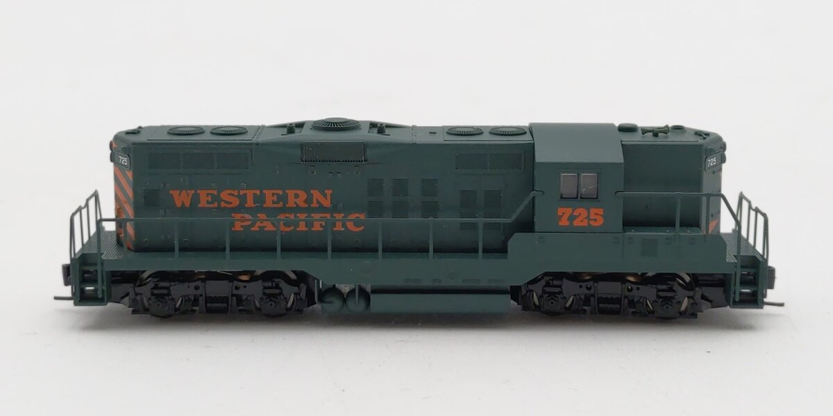 Micro-Trains 98201090 Z Western Pacific EMD GP9 Powered Diesel Locomotive #725
