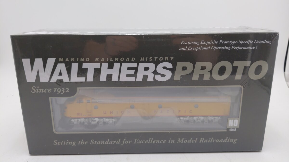 Walthers 920-42376 HO Union Pacific AB Diesel Locomotive Set #961/961B w/DCC