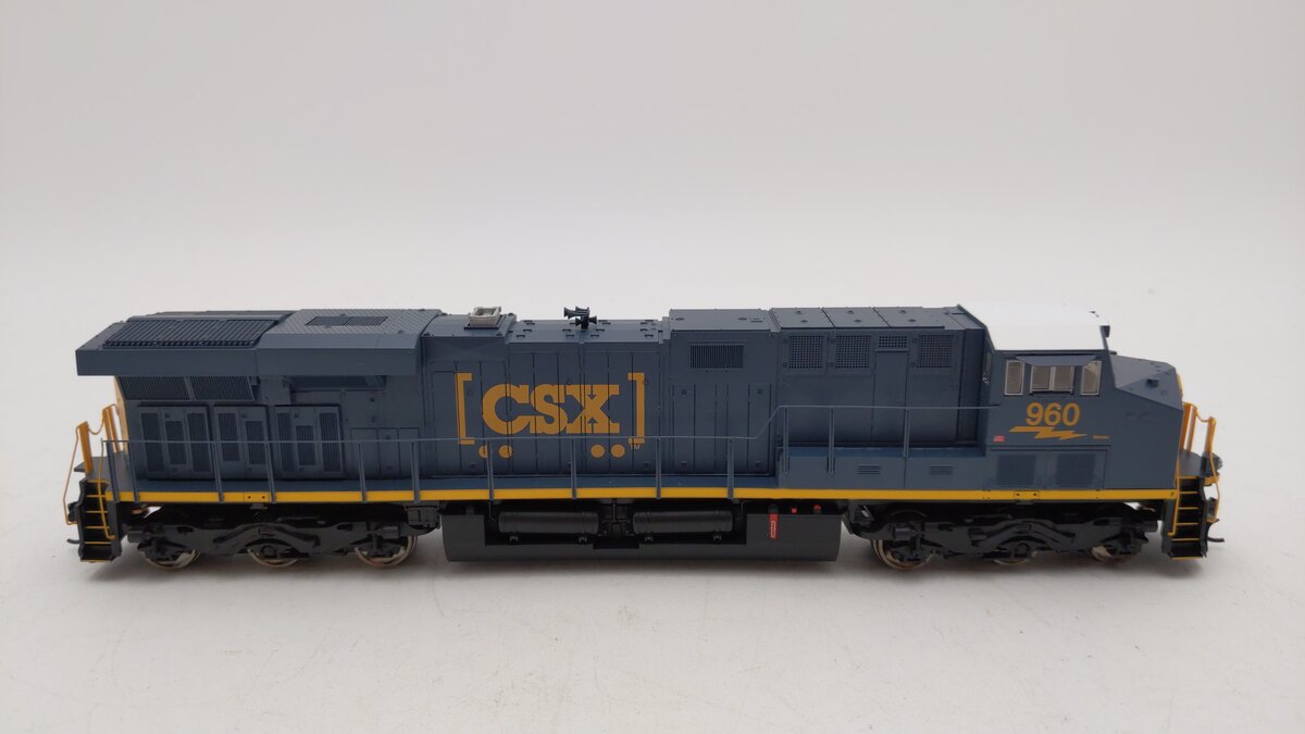 Walthers 910-20205 HO CSX GE ES44AC Diesel Locomotive with DCC/Sound #960