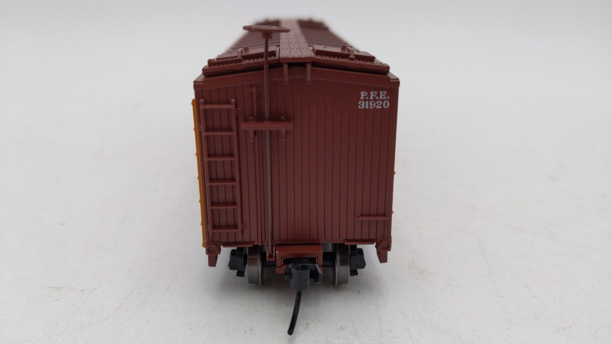 Walthers 910-41213 HO Pacific Fruit Express 40' Early Reefer Car#31920 Assembled