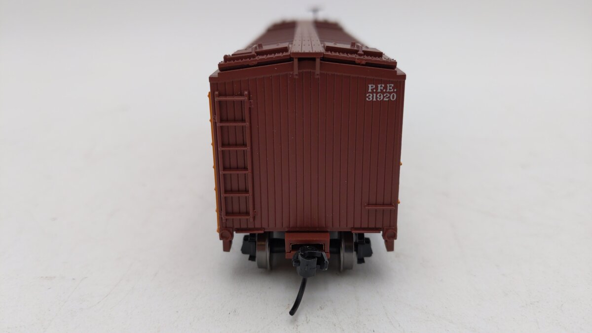 Walthers 910-41213 HO Pacific Fruit Express 40' Early Reefer Car#31920 Assembled