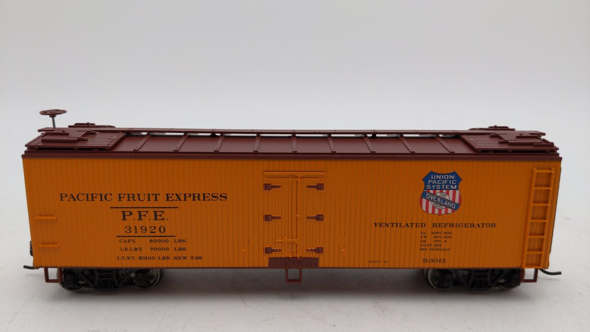 Walthers 910-41213 HO Pacific Fruit Express 40' Early Reefer Car#31920 Assembled