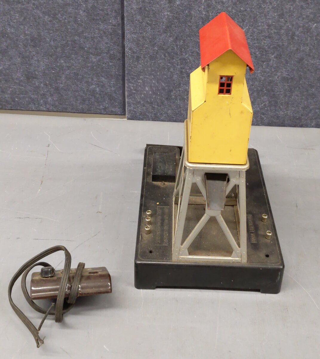 Lionel 97 Vintage O Operating Coal Elevator Loader/Box