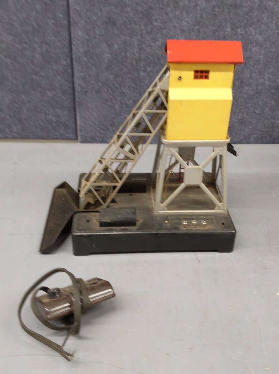 Lionel 97 Vintage O Operating Coal Elevator Loader/Box
