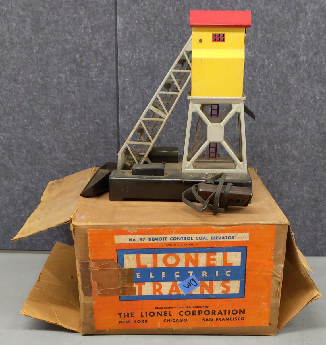 Lionel 97 Vintage O Operating Coal Elevator Loader/Box