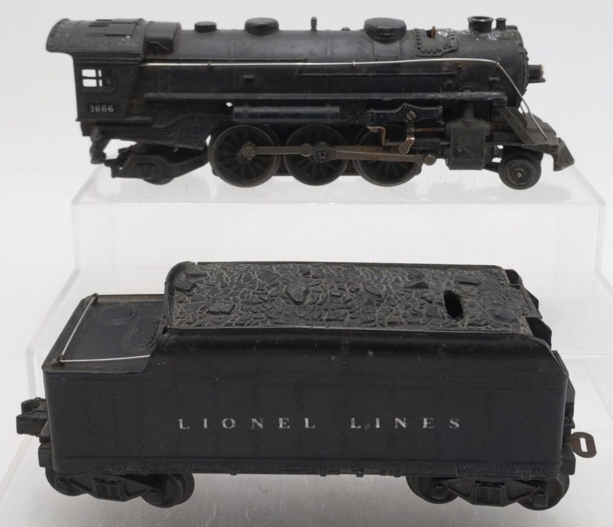 Lionel 1666 Vintage O 2-6-2 Die-Cast Steam Locomotive & 2466WX Tender VG