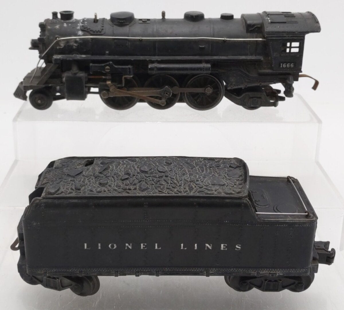 Lionel 1666 Vintage O 2-6-2 Die-Cast Steam Locomotive & 2466WX Tender VG