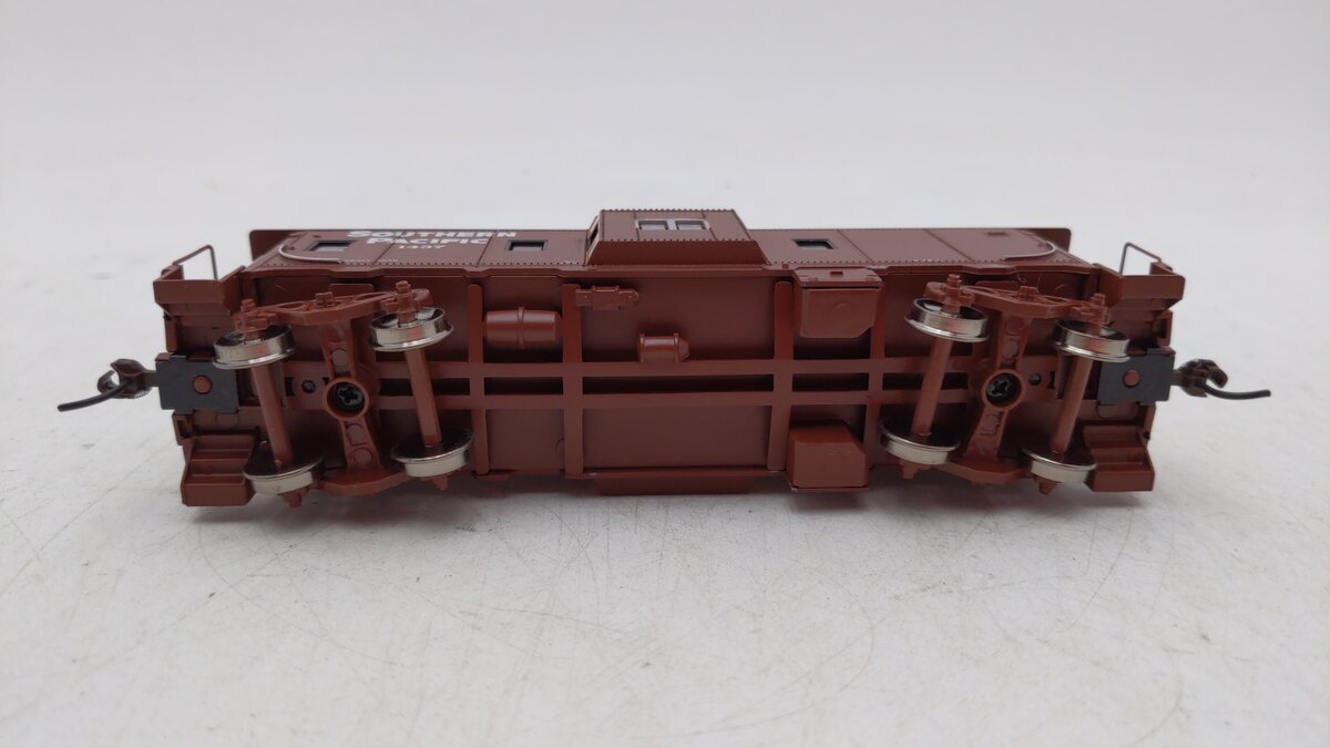 Athearn 74716 HO Southern Pacific RTR Bay Window Caboose #1437