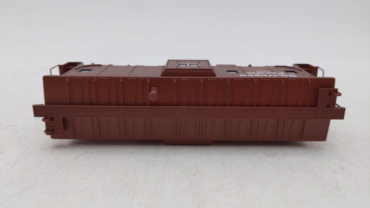 Athearn 74716 HO Southern Pacific RTR Bay Window Caboose #1437