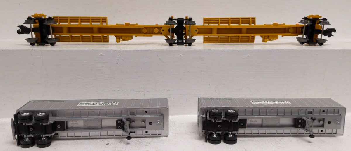 Lionel 6-16363 O Gauge Southern TTUX Flatcar w/ Trailers LN/Box