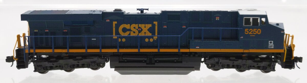 Kato 176-8936 N CSX GE ES44DC Boxcar Logo Diesel Locomotive #5250